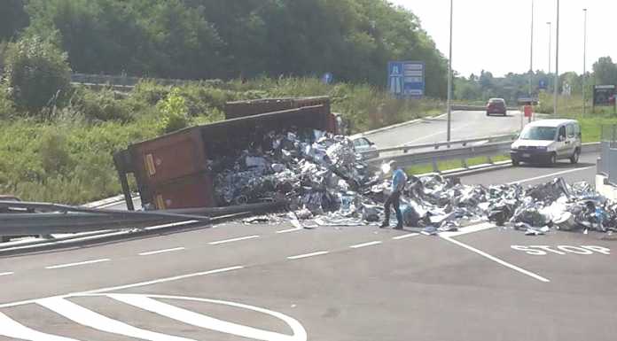 SS36: rimorchio di rottami si ribalta allo svincolo di Molteno