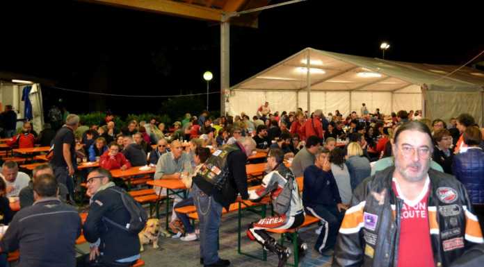 Mandello e l’invasione guzzista: è il giorno della parata storica e della moda