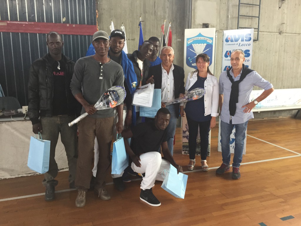 Solidarietà al Bione, donati kit da badminton ai migranti