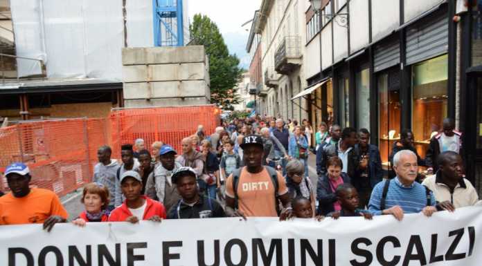 Lecco. In mille “scalzi” in marcia insieme ai migranti
