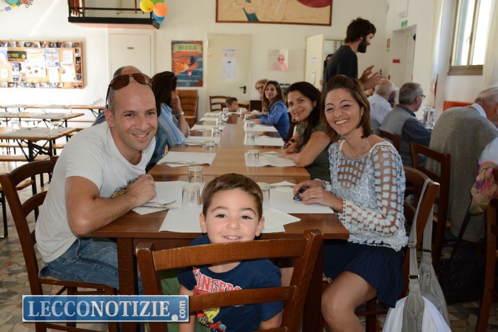 A tavola insieme per il pranzo di quartiere al circolo di S. Giovanni