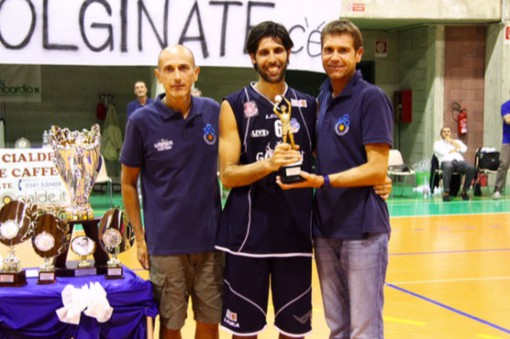 Matteo Giovannelli col premio di MVP al Memorial "Amici del basket"