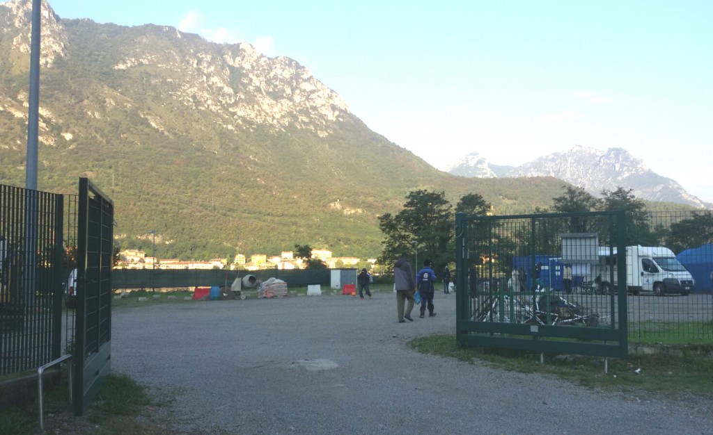 Bione. Insulti e lancio di oggetti contro il campo profughi