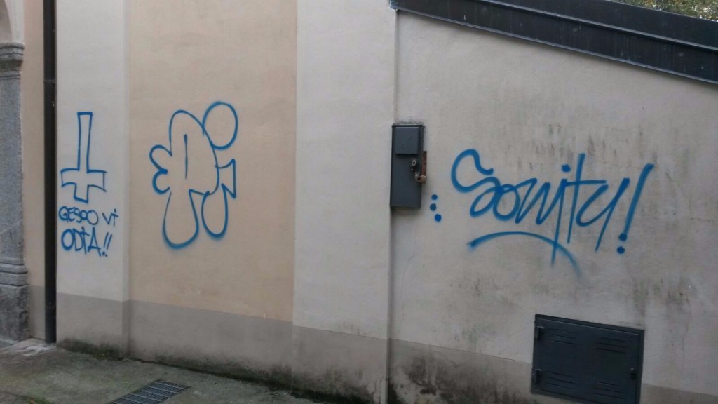 Olginate: imbrattata di scritte la chiesetta di Consonno