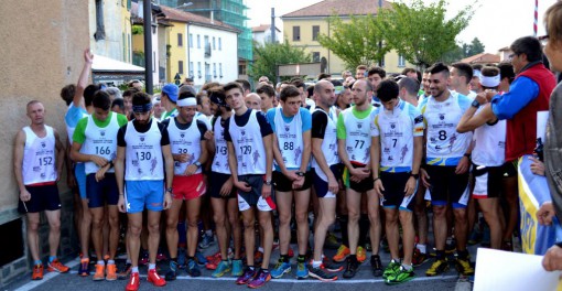 I concorrenti schierati alla partenza dell'edizione 2015 della Molina-rifugio Elisa.