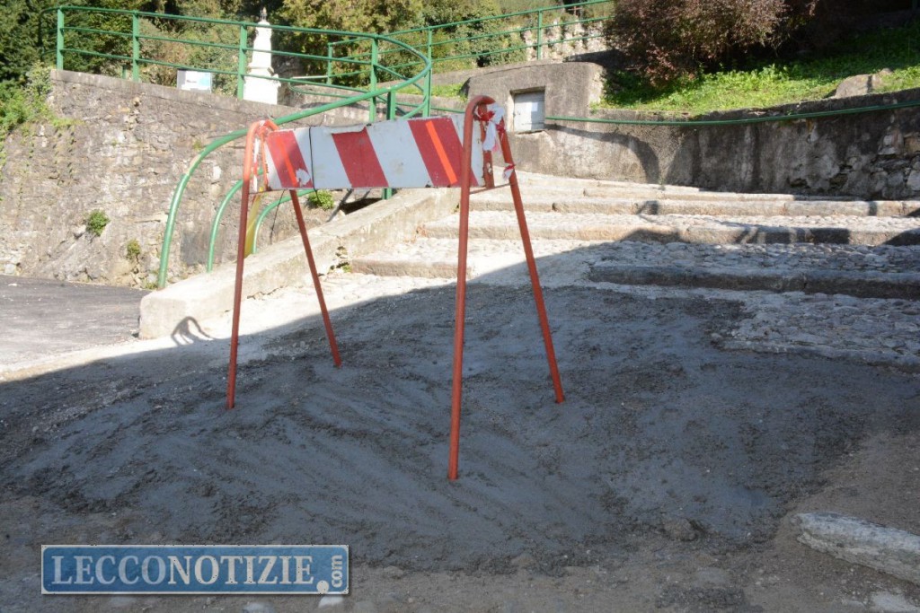 Cemento sulla scalinata del santuario: il web protesta, l’assessore rassicura