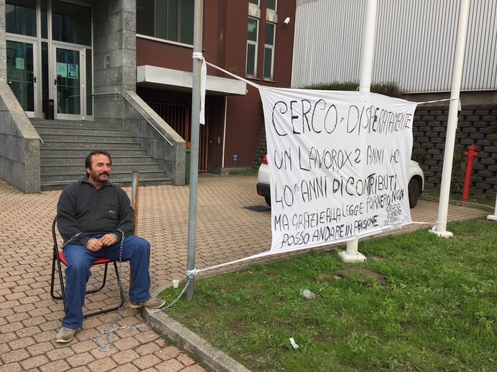 Incatenato davanti all’Inps, prosegue la protesta di Luigi
