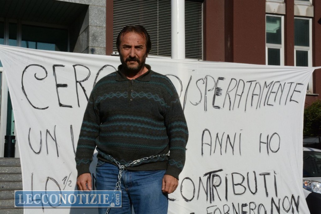 Nessun lavoro per Luigi Suriano che torna a incatenarsi