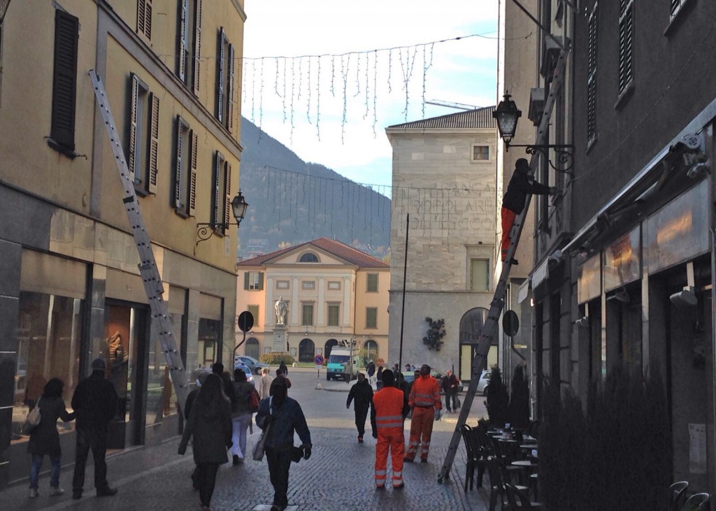 Natale si avvicina, in centro compaiono le prime luminarie