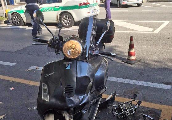 Travolto da un’auto, vespista si schianta sulle moto in sosta