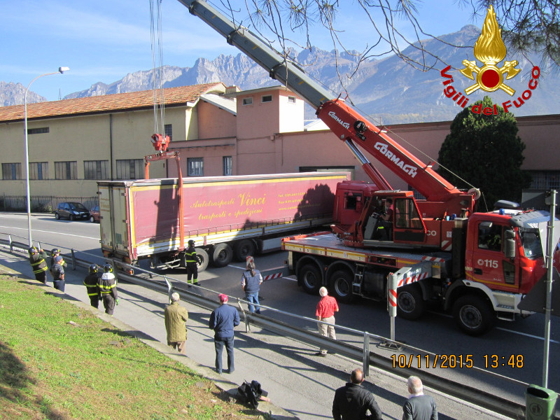 Tir blocca la provinciale a Pescate, “disincastrato” dai VVF