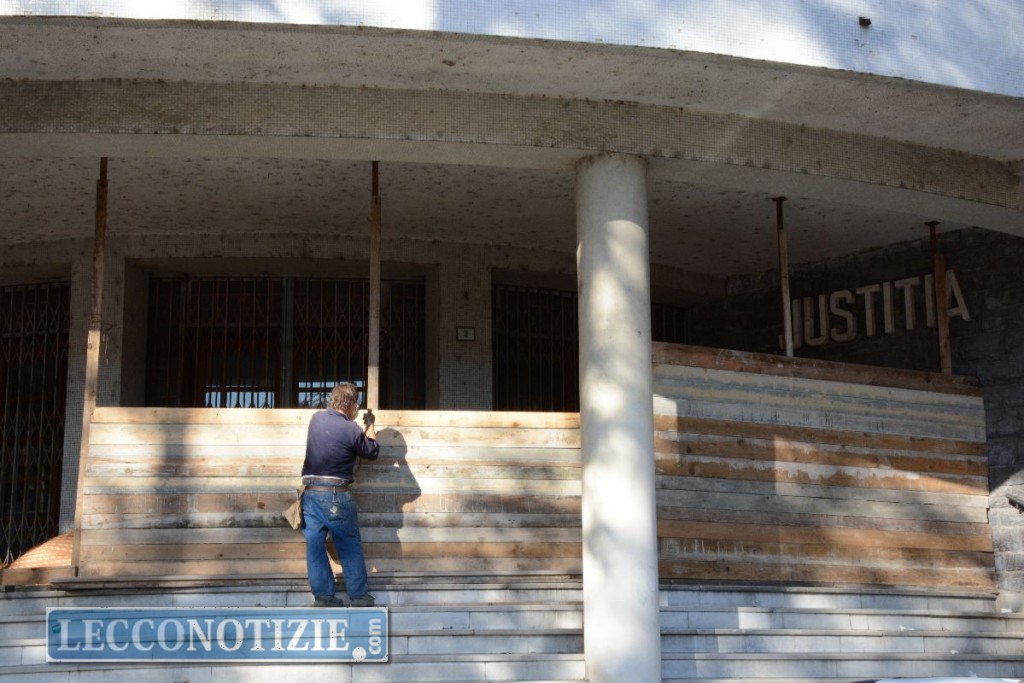 Bivacco di migranti al vecchio tribunale: sprangato l’ingresso