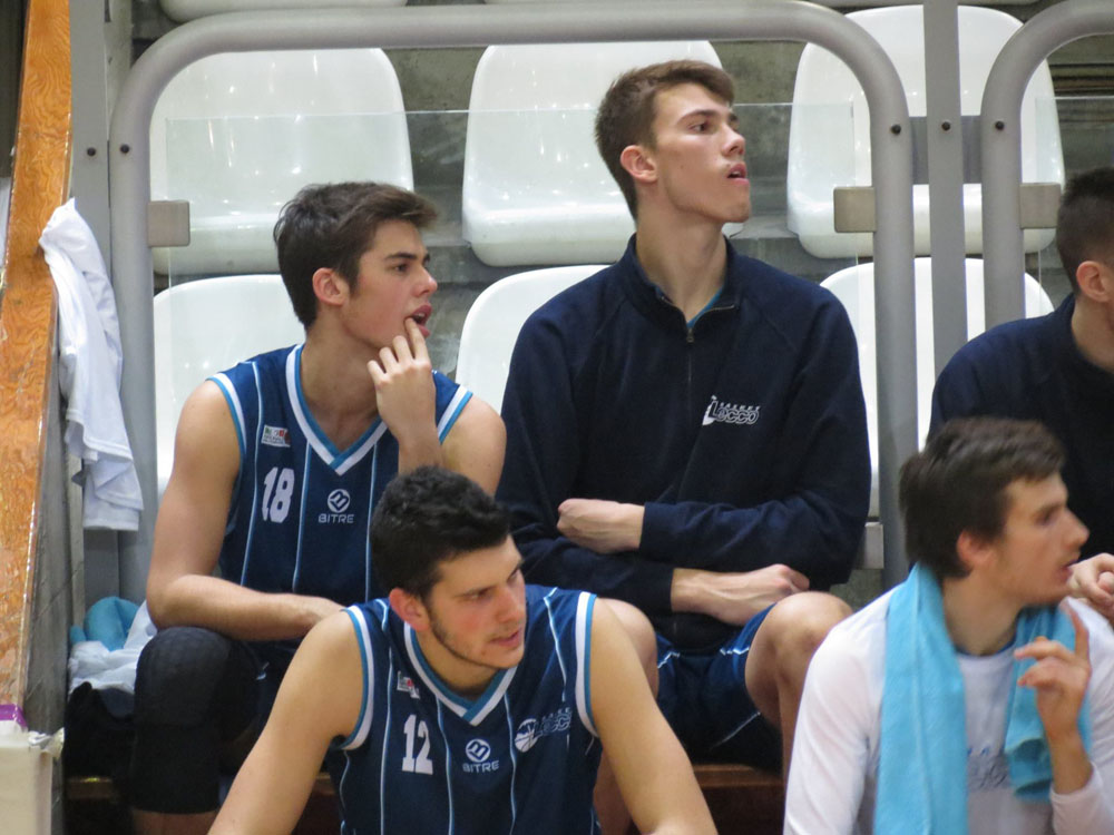In alto, da sinistra, Alessandro Albenga e Alessandro Riva (Basket Lecco). 