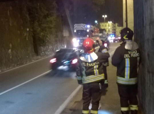 Via Amendola, cade intonaco dal ponte. Intervento dei VVF