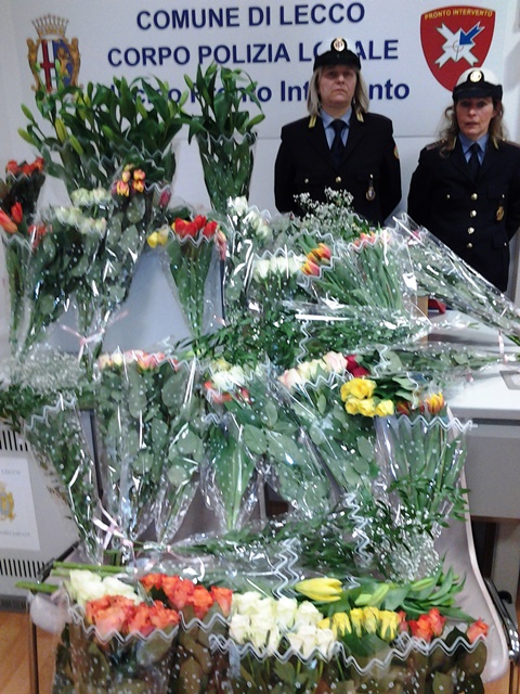 Venditori abusivi: nuovo sequestro di fiori in centro Lecco