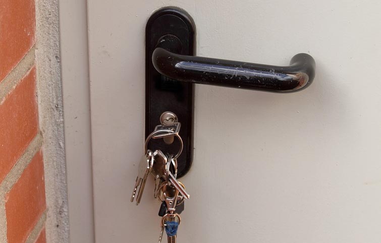 Casa per famiglie in difficoltà, abitata da anni dagli stessi inquilini