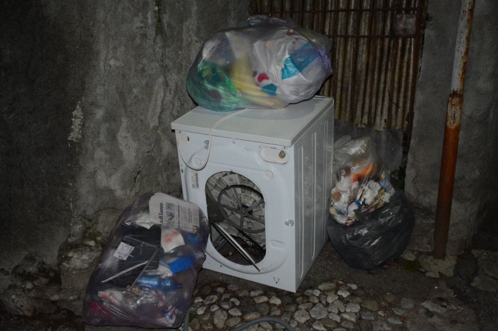 Germanedo: “Lavatrice abbandonata dopo Natale, è ancora lì”