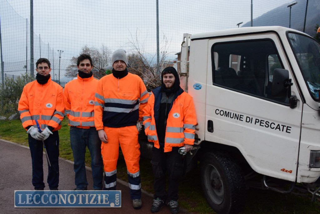 pescate disoccupati puliscono rive lago (6)