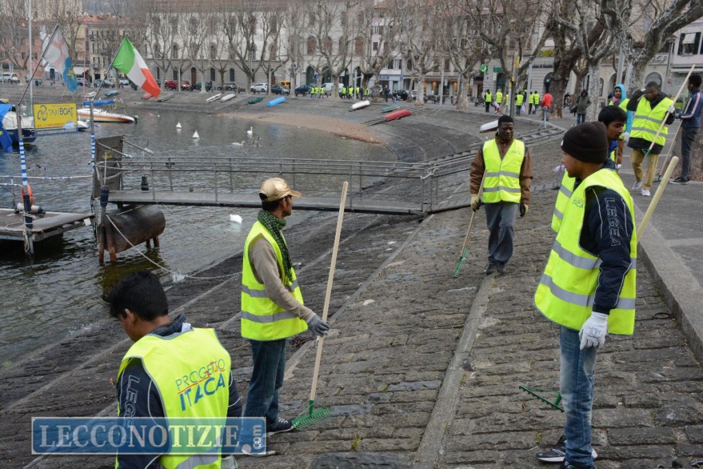 Volontari e migranti al lavoro: si pulisce il lungolago