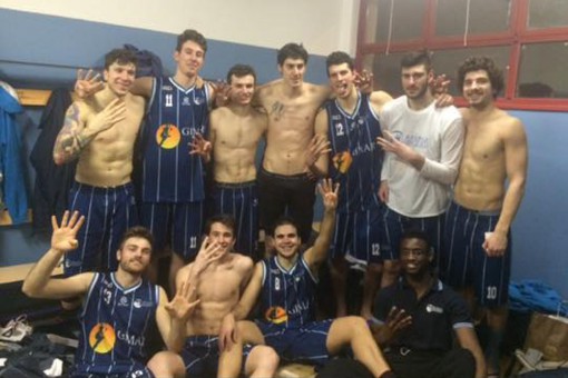 Il Basket Lecco espugna Crema, si festeggia negli spogliatoi. 