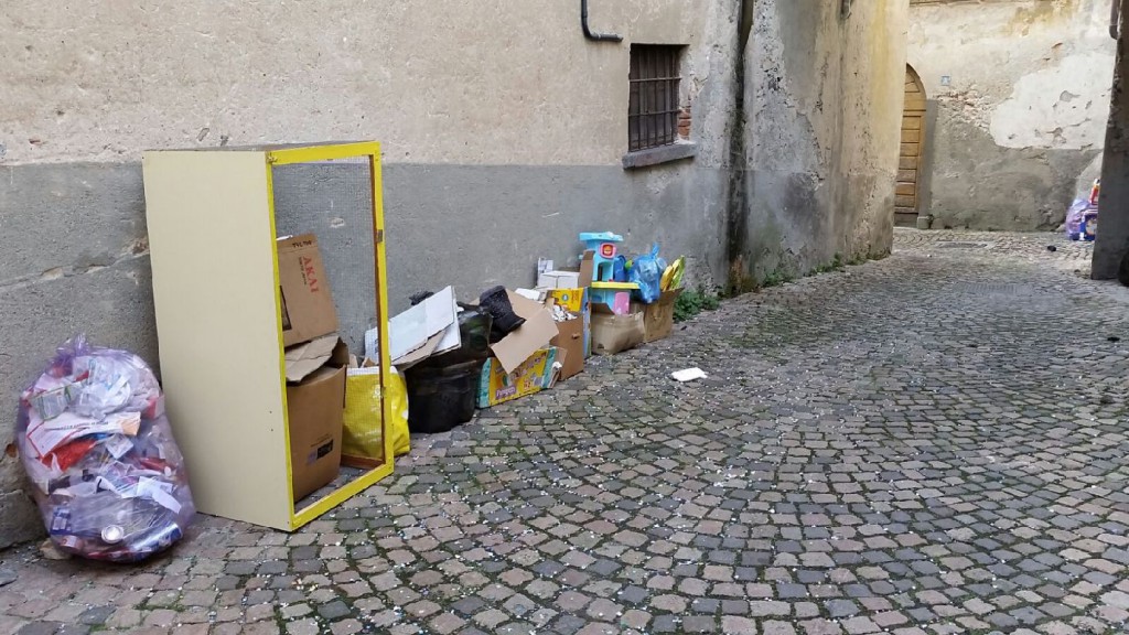 Maggianico: rifiuti abbandonati in via della Fantasia