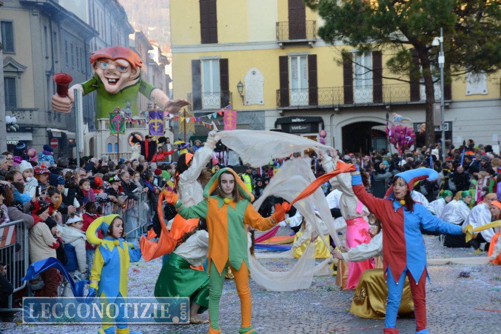Sfilano i carri e le maschere: successo per il Carnevalone