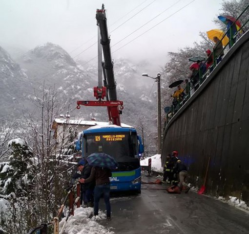 Il pullman rimasto bloccato 