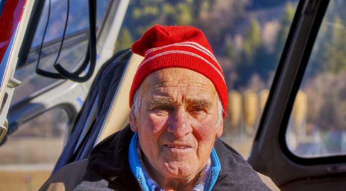 La bandiera di Lecco e il sindaco ai funerali di Gigi Alippi