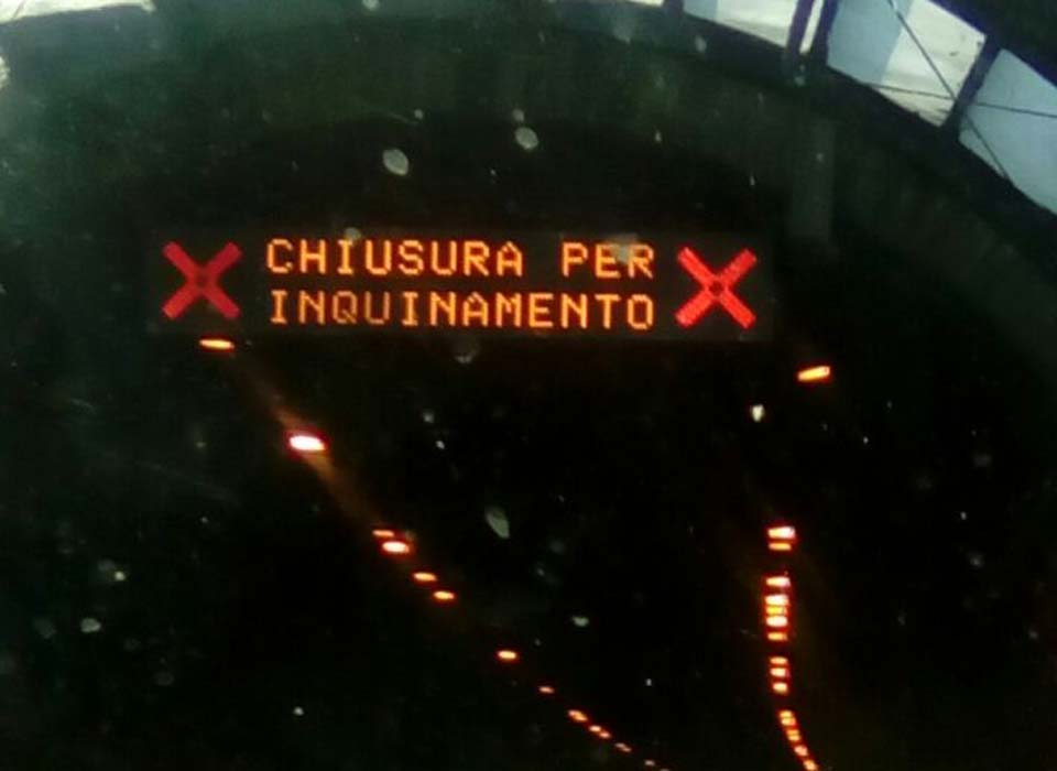 Fumo nel tunnel del monte Barro per un’auto in panne