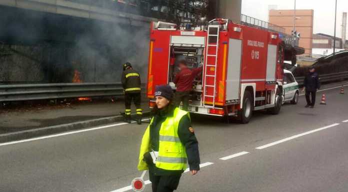 Incendio sterpaglie in via della Pergola, spento dai pompieri