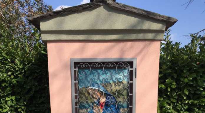 A Pescate si prega al parco: installato un inginocchiatoio