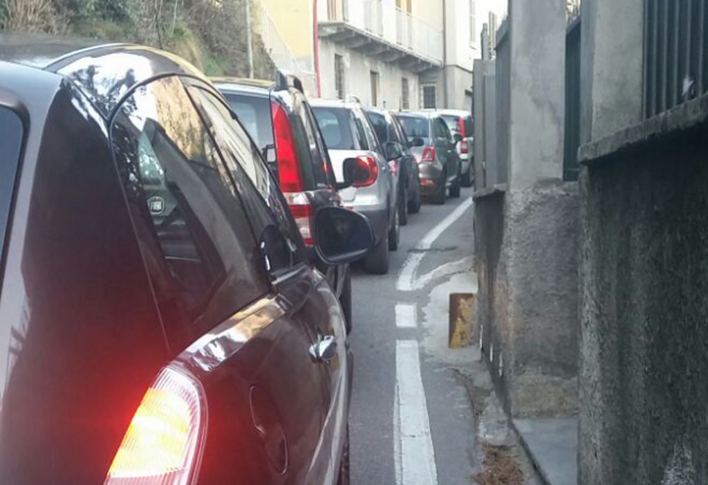 Va dal medico e si dimentica di tirare il freno a mano dell’auto…