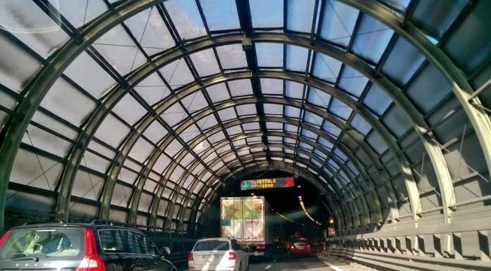 Tir in panne: code in mattinata nel tunnel del Barro