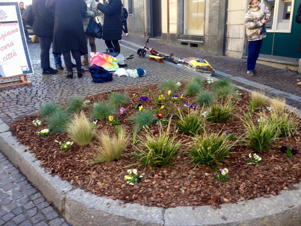 Nuovo volto per l’aiuola di Via Cavour grazie a Femminile Presente
