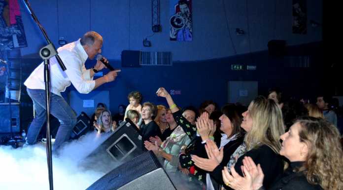 Serata-tributo ai Pooh. Mandello canta e la band regala emozioni