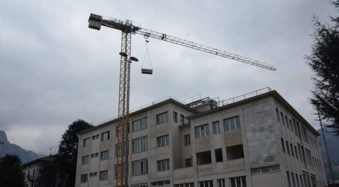 L’ex mutua. Chiesta la rimozione della gru, poi la ripresa dei lavori