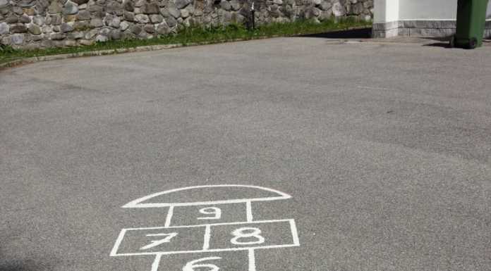 Ballabio: i genitori disegnano i giochi d’infanzia per i loro bimbi