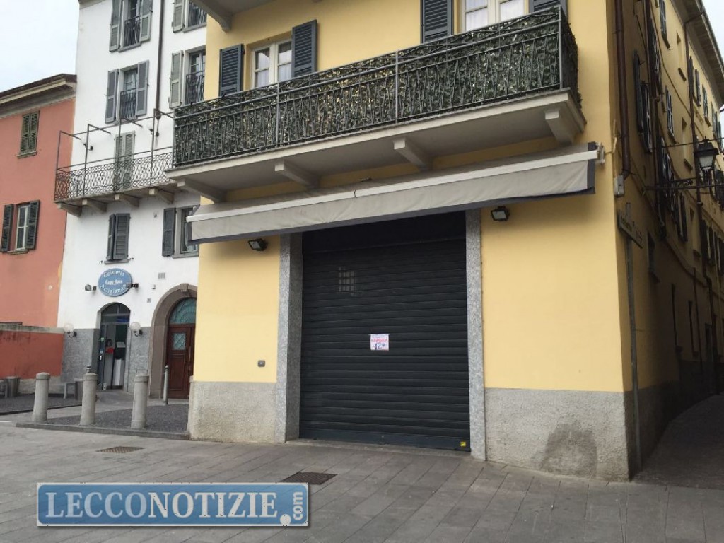 Centro. Chiuso lo storico negozio di frutta: “Colpa del Comune”