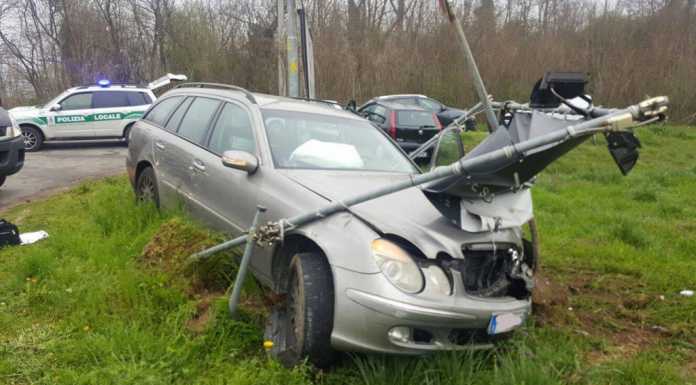 Annone: auto fuori strada, si schianta contro un’insegna