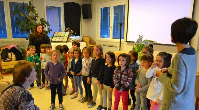 Nonni e bimbi leggono. E aprono un grande uovo di Pasqua