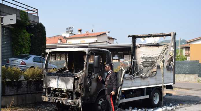 Arrestato il piromane: ha dato fuoco a 10 auto e due furgoni