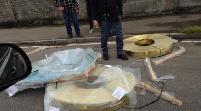 Belledo: camion perde parte del suo carico al rondò