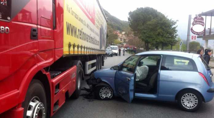 Schianto contro un camion: code sulla provinciale a Garlate
