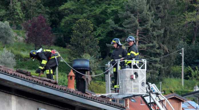 Lecco. Tetto in fiamme in corso Bergamo, Vigili del Fuoco al lavoro