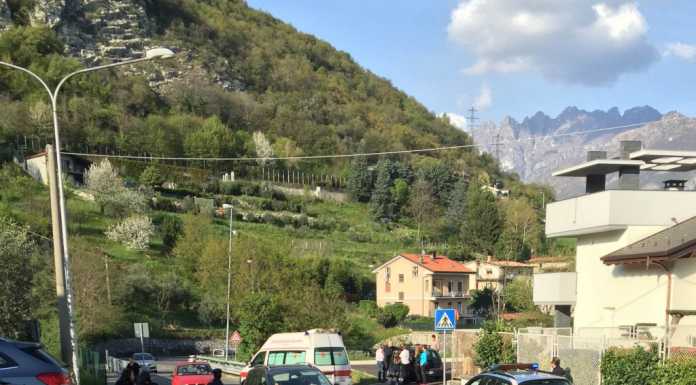 Tenta il suicidio buttandosi sotto un’auto, ferita 17enne