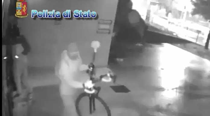 Saccheggiavano i negozi di bici, incastrati dalla Polizia. Tre arresti