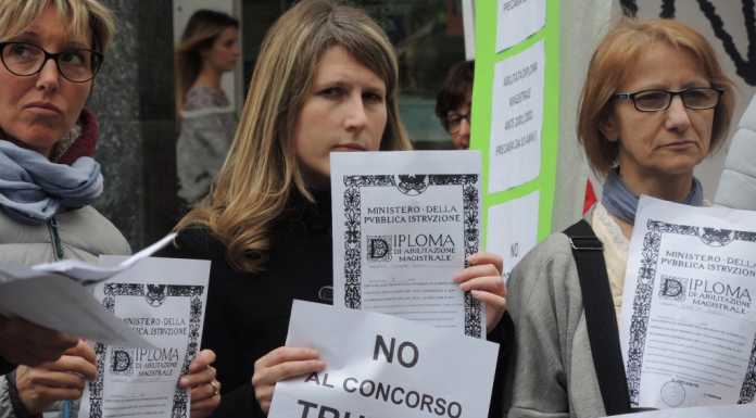 Lecco, insegnanti in piazza: “Vogliamo continuare ad insegnare”