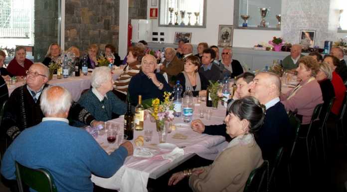 Mandello, “Pasqua dell’anziano” tra pranzo, musica e giochi