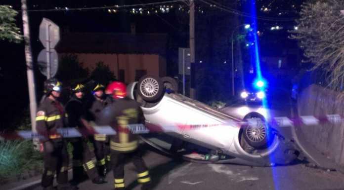 Calolzio. Tenta di superare un trattore, lo tampona e si ribalta