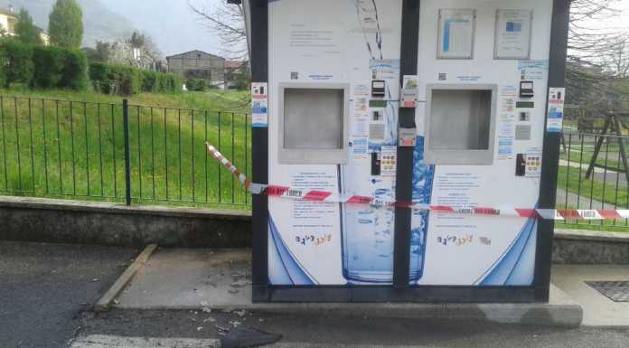 Sfondano la casetta dell’acqua con un’auto per rubare le monete